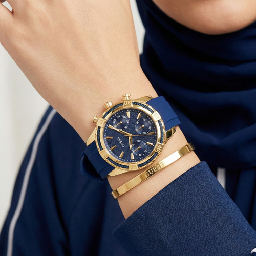 ساعة Guess Catalina W0562L2 المطاطية باللونين الذهبي والأزرق