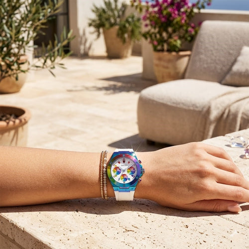 ساعة يد نسائية Guess Athena Multi-Function GW0030L6 متعددة الألوان بقفل قزحي الألوان وسوار مطاطي أبيض