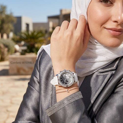 ساعة يد جيس كونفيتي متعددة الوظائف W1098L1 للنساء، سوار مطاطي أبيض، إطار كريستال، علبة فضية