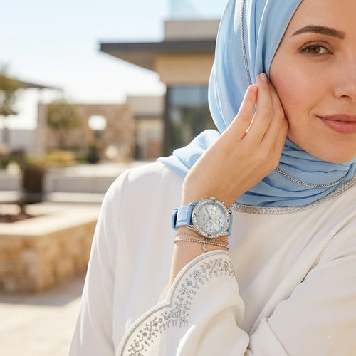 ساعة يد نسائية Guess Confetti متعددة الوظائف W1098L3، إطار فضي، مينا فضي، سوار مطاطي أزرق فاتح